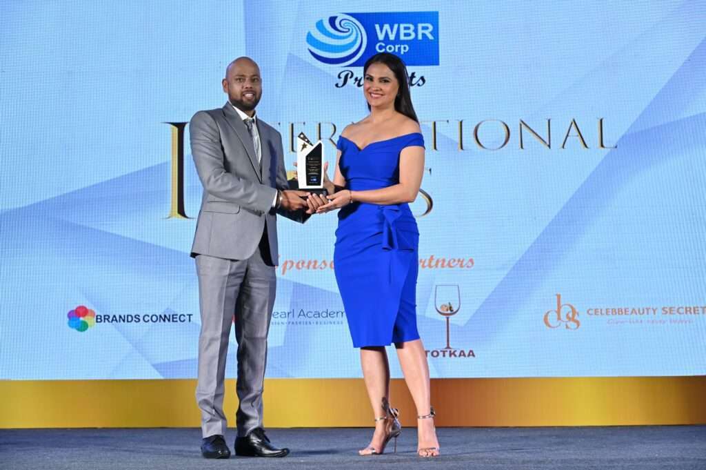 International Icon Award for best astrologer by Lara dutta