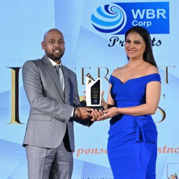 International Icon Award for best astrologer by Lara dutta